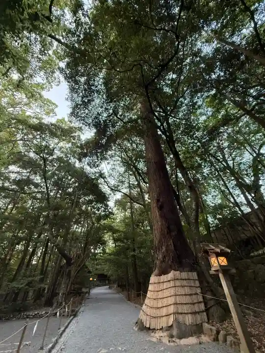 伊勢神宮内宮(皇大神宮)の{uncategorized: "未分類", other: "その他", undefined: "問題あり", building: "その他建物", grave: "お墓", sacred_gate: "鳥居", guardian: "狛犬", statue: "像", buddha: "仏像", history: "歴史", nature: "自然", garden: "庭園", animal: "動物", pagoda: "塔", temizu: "手水舎", mountain_gate: "山門・神門", sanctuary: "本殿・本堂", subordinate: "末社・摂社", art: "芸術", scenery: "景色", jizo: "地蔵", ema: "絵馬", goshuin: "御朱印", omikuji: "おみくじ", items: "授与品その他", amulet: "お守り", goshuincho: "御朱印帳", eats: "食事", festival: "お祭り", votive_dance: "神楽", shichigosan: "七五三参", wedding: "結婚式", experience: "体験その他", initially: "初詣", around: "周辺", anti_infection: "感染症対策"}