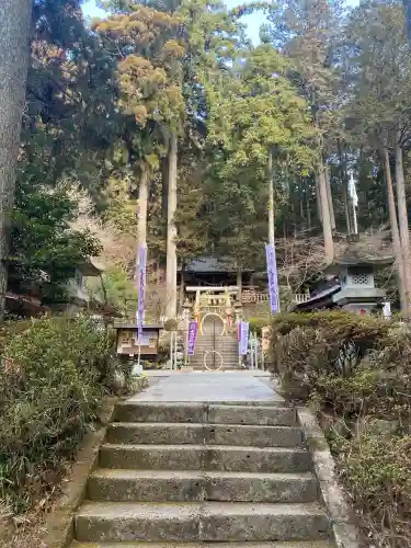日光大室高龗神社の{uncategorized: "未分類", other: "その他", undefined: "問題あり", building: "その他建物", grave: "お墓", sacred_gate: "鳥居", guardian: "狛犬", statue: "像", buddha: "仏像", history: "歴史", nature: "自然", garden: "庭園", animal: "動物", pagoda: "塔", temizu: "手水舎", mountain_gate: "山門・神門", sanctuary: "本殿・本堂", subordinate: "末社・摂社", art: "芸術", scenery: "景色", jizo: "地蔵", ema: "絵馬", goshuin: "御朱印", omikuji: "おみくじ", items: "授与品その他", amulet: "お守り", goshuincho: "御朱印帳", eats: "食事", festival: "お祭り", votive_dance: "神楽", shichigosan: "七五三参", wedding: "結婚式", experience: "体験その他", initially: "初詣", around: "周辺", anti_infection: "感染症対策"}