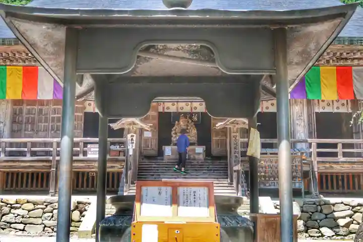 宝珠山 立石寺の本殿・本堂