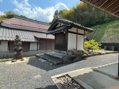 盛願寺の{uncategorized: "未分類", other: "その他", undefined: "問題あり", building: "その他建物", grave: "お墓", sacred_gate: "鳥居", guardian: "狛犬", statue: "像", buddha: "仏像", history: "歴史", nature: "自然", garden: "庭園", animal: "動物", pagoda: "塔", temizu: "手水舎", mountain_gate: "山門・神門", sanctuary: "本殿・本堂", subordinate: "末社・摂社", art: "芸術", scenery: "景色", jizo: "地蔵", ema: "絵馬", goshuin: "御朱印", omikuji: "おみくじ", items: "授与品その他", amulet: "お守り", goshuincho: "御朱印帳", eats: "食事", festival: "お祭り", votive_dance: "神楽", shichigosan: "七五三参", wedding: "結婚式", experience: "体験その他", initially: "初詣", around: "周辺", anti_infection: "感染症対策"}
