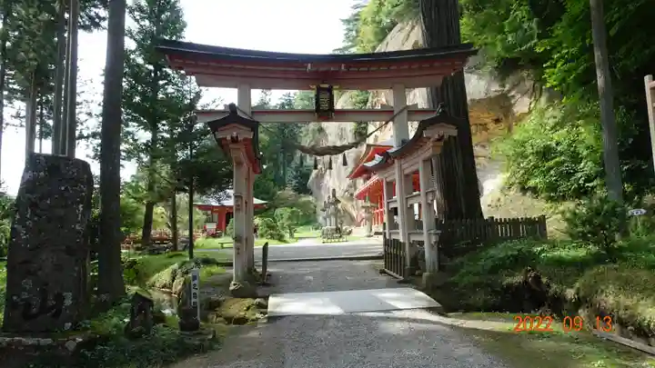 達谷西光寺の鳥居