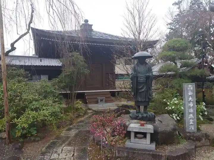 宝蔵寺の像