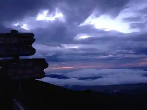 富士山頂上浅間大社奥宮の景色