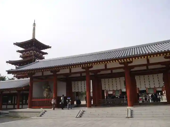 薬師寺の山門・神門