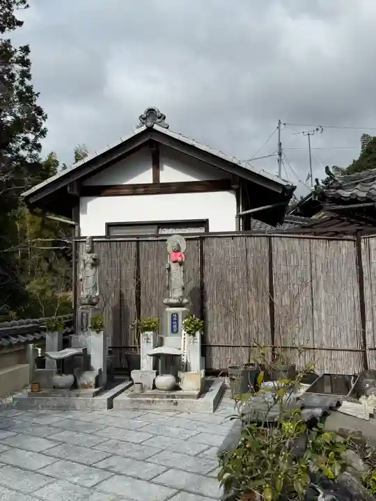 円生院の{uncategorized: "未分類", other: "その他", undefined: "問題あり", building: "その他建物", grave: "お墓", sacred_gate: "鳥居", guardian: "狛犬", statue: "像", buddha: "仏像", history: "歴史", nature: "自然", garden: "庭園", animal: "動物", pagoda: "塔", temizu: "手水舎", mountain_gate: "山門・神門", sanctuary: "本殿・本堂", subordinate: "末社・摂社", art: "芸術", scenery: "景色", jizo: "地蔵", ema: "絵馬", goshuin: "御朱印", omikuji: "おみくじ", items: "授与品その他", amulet: "お守り", goshuincho: "御朱印帳", eats: "食事", festival: "お祭り", votive_dance: "神楽", shichigosan: "七五三参", wedding: "結婚式", experience: "体験その他", initially: "初詣", around: "周辺", anti_infection: "感染症対策"}