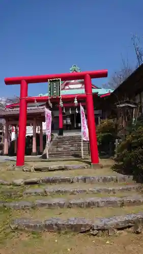 差出磯大嶽山神社 仕事と健康と厄よけの神さまの鳥居