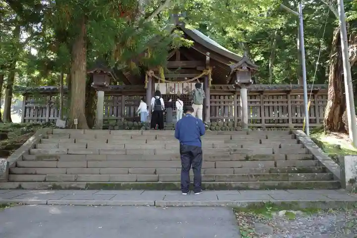 諏訪大社上社前宮の本殿・本堂