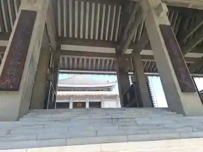 本願寺津村別院の{uncategorized: "未分類", other: "その他", undefined: "問題あり", building: "その他建物", grave: "お墓", sacred_gate: "鳥居", guardian: "狛犬", statue: "像", buddha: "仏像", history: "歴史", nature: "自然", garden: "庭園", animal: "動物", pagoda: "塔", temizu: "手水舎", mountain_gate: "山門・神門", sanctuary: "本殿・本堂", subordinate: "末社・摂社", art: "芸術", scenery: "景色", jizo: "地蔵", ema: "絵馬", goshuin: "御朱印", omikuji: "おみくじ", items: "授与品その他", amulet: "お守り", goshuincho: "御朱印帳", eats: "食事", festival: "お祭り", votive_dance: "神楽", shichigosan: "七五三参", wedding: "結婚式", experience: "体験その他", initially: "初詣", around: "周辺", anti_infection: "感染症対策"}