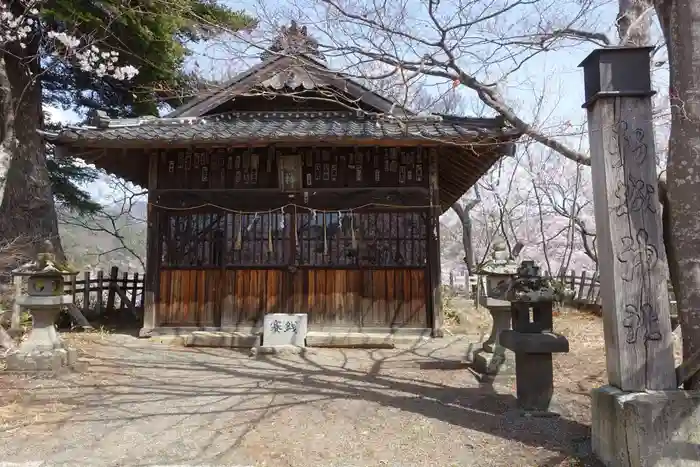 新城神社の本殿