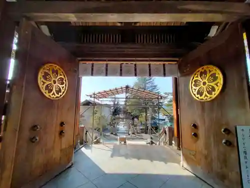 櫻山八幡宮の山門・神門