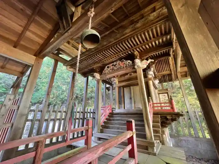 角折神社の本殿