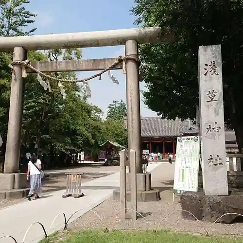 浅草神社の鳥居