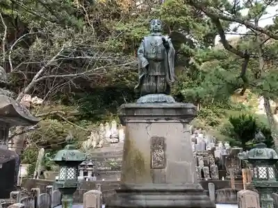 誕生寺の像