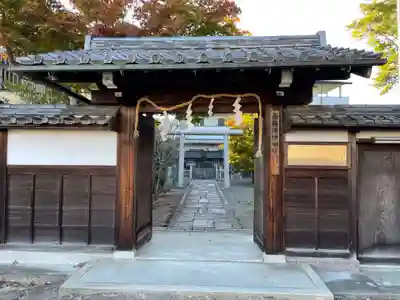 梅宮大社の山門・神門