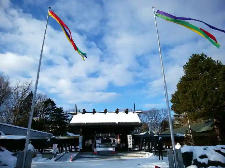 札幌護國神社の山門・神門