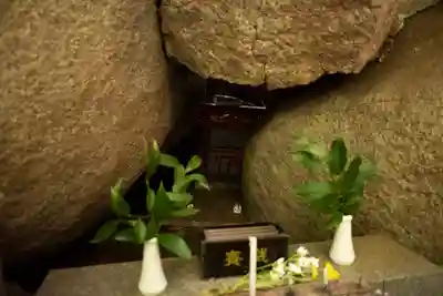 石穴稲荷神社の末社・摂社