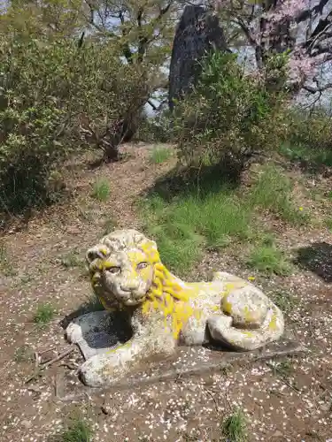 錦着山護国神社の像