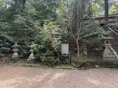 葛木倭文座天羽雷命神社の{uncategorized: "未分類", other: "その他", undefined: "問題あり", building: "その他建物", grave: "お墓", sacred_gate: "鳥居", guardian: "狛犬", statue: "像", buddha: "仏像", history: "歴史", nature: "自然", garden: "庭園", animal: "動物", pagoda: "塔", temizu: "手水舎", mountain_gate: "山門・神門", sanctuary: "本殿・本堂", subordinate: "末社・摂社", art: "芸術", scenery: "景色", jizo: "地蔵", ema: "絵馬", goshuin: "御朱印", omikuji: "おみくじ", items: "授与品その他", amulet: "お守り", goshuincho: "御朱印帳", eats: "食事", festival: "お祭り", votive_dance: "神楽", shichigosan: "七五三参", wedding: "結婚式", experience: "体験その他", initially: "初詣", around: "周辺", anti_infection: "感染症対策"}