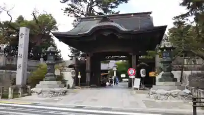 豊川閣　妙厳寺の山門・神門
