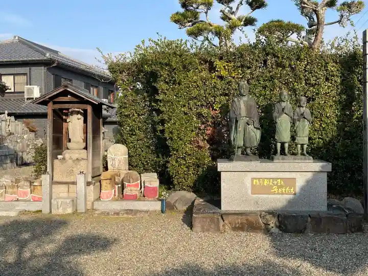 真光寺の{uncategorized: "未分類", other: "その他", undefined: "問題あり", building: "その他建物", grave: "お墓", sacred_gate: "鳥居", guardian: "狛犬", statue: "像", buddha: "仏像", history: "歴史", nature: "自然", garden: "庭園", animal: "動物", pagoda: "塔", temizu: "手水舎", mountain_gate: "山門・神門", sanctuary: "本殿・本堂", subordinate: "末社・摂社", art: "芸術", scenery: "景色", jizo: "地蔵", ema: "絵馬", goshuin: "御朱印", omikuji: "おみくじ", items: "授与品その他", amulet: "お守り", goshuincho: "御朱印帳", eats: "食事", festival: "お祭り", votive_dance: "神楽", shichigosan: "七五三参", wedding: "結婚式", experience: "体験その他", initially: "初詣", around: "周辺", anti_infection: "感染症対策"}