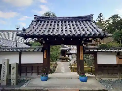 一條殿 新善光寺の山門