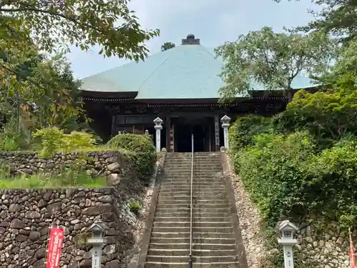 目の霊山　油山寺の本殿・本堂