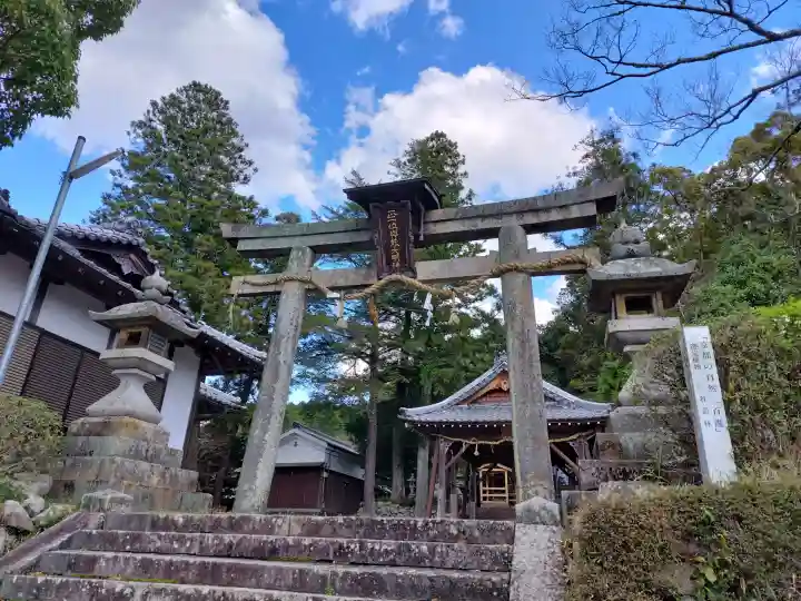 與能神社の{uncategorized: "未分類", other: "その他", undefined: "問題あり", building: "その他建物", grave: "お墓", sacred_gate: "鳥居", guardian: "狛犬", statue: "像", buddha: "仏像", history: "歴史", nature: "自然", garden: "庭園", animal: "動物", pagoda: "塔", temizu: "手水舎", mountain_gate: "山門・神門", sanctuary: "本殿・本堂", subordinate: "末社・摂社", art: "芸術", scenery: "景色", jizo: "地蔵", ema: "絵馬", goshuin: "御朱印", omikuji: "おみくじ", items: "授与品その他", amulet: "お守り", goshuincho: "御朱印帳", eats: "食事", festival: "お祭り", votive_dance: "神楽", shichigosan: "七五三参", wedding: "結婚式", experience: "体験その他", initially: "初詣", around: "周辺", anti_infection: "感染症対策"}