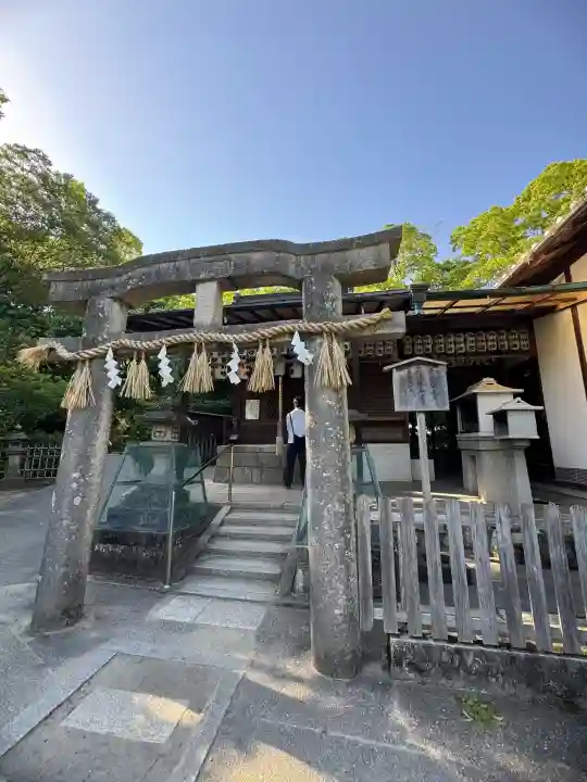 嚴島神社 (京都御苑)の{uncategorized: "未分類", other: "その他", undefined: "問題あり", building: "その他建物", grave: "お墓", sacred_gate: "鳥居", guardian: "狛犬", statue: "像", buddha: "仏像", history: "歴史", nature: "自然", garden: "庭園", animal: "動物", pagoda: "塔", temizu: "手水舎", mountain_gate: "山門・神門", sanctuary: "本殿・本堂", subordinate: "末社・摂社", art: "芸術", scenery: "景色", jizo: "地蔵", ema: "絵馬", goshuin: "御朱印", omikuji: "おみくじ", items: "授与品その他", amulet: "お守り", goshuincho: "御朱印帳", eats: "食事", festival: "お祭り", votive_dance: "神楽", shichigosan: "七五三参", wedding: "結婚式", experience: "体験その他", initially: "初詣", around: "周辺", anti_infection: "感染症対策"}