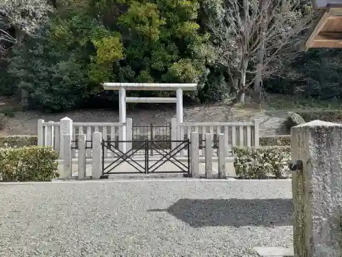 箸墓古墳（倭迹迹日百襲姫命 大市墓）の{uncategorized: "未分類", other: "その他", undefined: "問題あり", building: "その他建物", grave: "お墓", sacred_gate: "鳥居", guardian: "狛犬", statue: "像", buddha: "仏像", history: "歴史", nature: "自然", garden: "庭園", animal: "動物", pagoda: "塔", temizu: "手水舎", mountain_gate: "山門・神門", sanctuary: "本殿・本堂", subordinate: "末社・摂社", art: "芸術", scenery: "景色", jizo: "地蔵", ema: "絵馬", goshuin: "御朱印", omikuji: "おみくじ", items: "授与品その他", amulet: "お守り", goshuincho: "御朱印帳", eats: "食事", festival: "お祭り", votive_dance: "神楽", shichigosan: "七五三参", wedding: "結婚式", experience: "体験その他", initially: "初詣", around: "周辺", anti_infection: "感染症対策"}