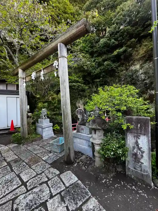 銭洗弁財天宇賀福神社の{uncategorized: "未分類", other: "その他", undefined: "問題あり", building: "その他建物", grave: "お墓", sacred_gate: "鳥居", guardian: "狛犬", statue: "像", buddha: "仏像", history: "歴史", nature: "自然", garden: "庭園", animal: "動物", pagoda: "塔", temizu: "手水舎", mountain_gate: "山門・神門", sanctuary: "本殿・本堂", subordinate: "末社・摂社", art: "芸術", scenery: "景色", jizo: "地蔵", ema: "絵馬", goshuin: "御朱印", omikuji: "おみくじ", items: "授与品その他", amulet: "お守り", goshuincho: "御朱印帳", eats: "食事", festival: "お祭り", votive_dance: "神楽", shichigosan: "七五三参", wedding: "結婚式", experience: "体験その他", initially: "初詣", around: "周辺", anti_infection: "感染症対策"}