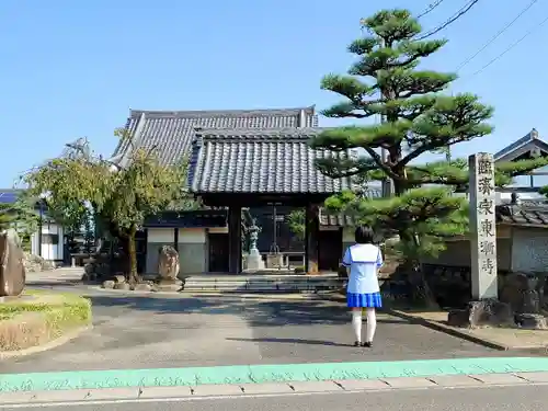 東漸寺の山門