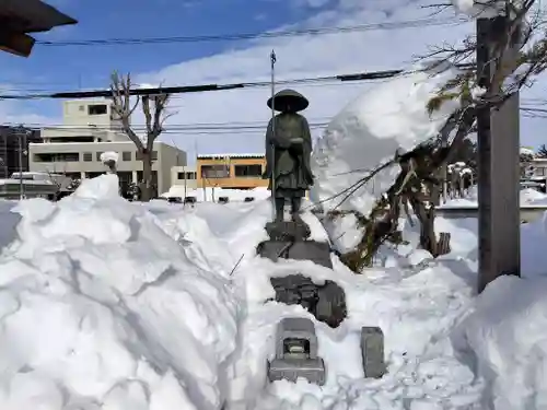 眞久寺の像