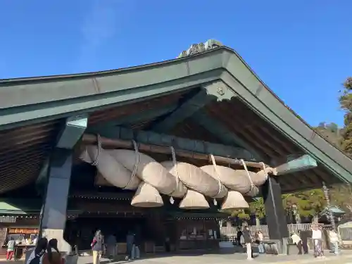 出雲大社神楽殿の{uncategorized: "未分類", other: "その他", undefined: "問題あり", building: "その他建物", grave: "お墓", sacred_gate: "鳥居", guardian: "狛犬", statue: "像", buddha: "仏像", history: "歴史", nature: "自然", garden: "庭園", animal: "動物", pagoda: "塔", temizu: "手水舎", mountain_gate: "山門・神門", sanctuary: "本殿・本堂", subordinate: "末社・摂社", art: "芸術", scenery: "景色", jizo: "地蔵", ema: "絵馬", goshuin: "御朱印", omikuji: "おみくじ", items: "授与品その他", amulet: "お守り", goshuincho: "御朱印帳", eats: "食事", festival: "お祭り", votive_dance: "神楽", shichigosan: "七五三参", wedding: "結婚式", experience: "体験その他", initially: "初詣", around: "周辺", anti_infection: "感染症対策"}