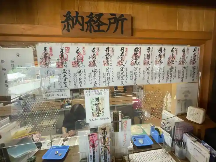 弘明寺の{uncategorized: "未分類", other: "その他", undefined: "問題あり", building: "その他建物", grave: "お墓", sacred_gate: "鳥居", guardian: "狛犬", statue: "像", buddha: "仏像", history: "歴史", nature: "自然", garden: "庭園", animal: "動物", pagoda: "塔", temizu: "手水舎", mountain_gate: "山門・神門", sanctuary: "本殿・本堂", subordinate: "末社・摂社", art: "芸術", scenery: "景色", jizo: "地蔵", ema: "絵馬", goshuin: "御朱印", omikuji: "おみくじ", items: "授与品その他", amulet: "お守り", goshuincho: "御朱印帳", eats: "食事", festival: "お祭り", votive_dance: "神楽", shichigosan: "七五三参", wedding: "結婚式", experience: "体験その他", initially: "初詣", around: "周辺", anti_infection: "感染症対策"}