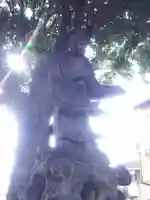 須賀神社の像