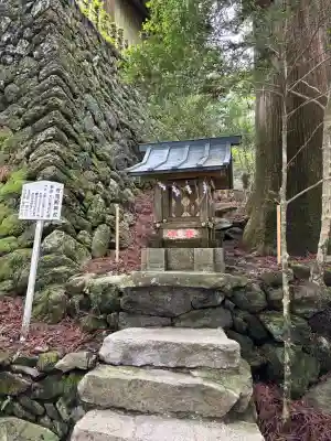 砥鹿神社(奥宮)の{uncategorized: "未分類", other: "その他", undefined: "問題あり", building: "その他建物", grave: "お墓", sacred_gate: "鳥居", guardian: "狛犬", statue: "像", buddha: "仏像", history: "歴史", nature: "自然", garden: "庭園", animal: "動物", pagoda: "塔", temizu: "手水舎", mountain_gate: "山門・神門", sanctuary: "本殿・本堂", subordinate: "末社・摂社", art: "芸術", scenery: "景色", jizo: "地蔵", ema: "絵馬", goshuin: "御朱印", omikuji: "おみくじ", items: "授与品その他", amulet: "お守り", goshuincho: "御朱印帳", eats: "食事", festival: "お祭り", votive_dance: "神楽", shichigosan: "七五三参", wedding: "結婚式", experience: "体験その他", initially: "初詣", around: "周辺", anti_infection: "感染症対策"}