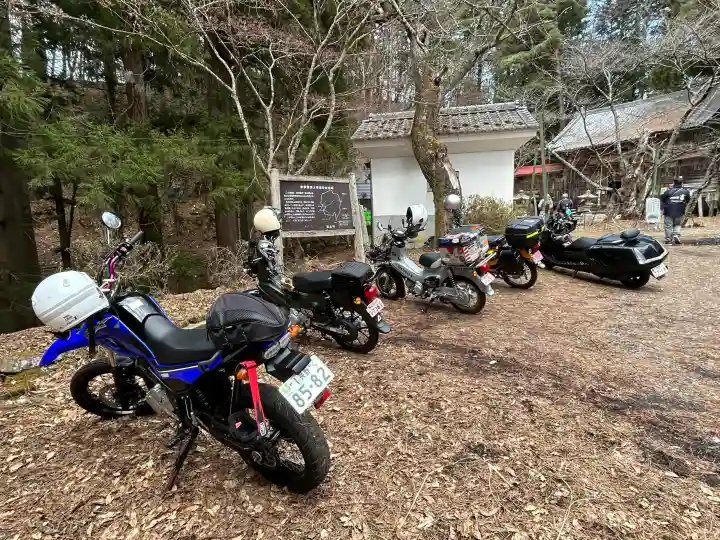 修那羅山安宮神社の{uncategorized: "未分類", other: "その他", undefined: "問題あり", building: "その他建物", grave: "お墓", sacred_gate: "鳥居", guardian: "狛犬", statue: "像", buddha: "仏像", history: "歴史", nature: "自然", garden: "庭園", animal: "動物", pagoda: "塔", temizu: "手水舎", mountain_gate: "山門・神門", sanctuary: "本殿・本堂", subordinate: "末社・摂社", art: "芸術", scenery: "景色", jizo: "地蔵", ema: "絵馬", goshuin: "御朱印", omikuji: "おみくじ", items: "授与品その他", amulet: "お守り", goshuincho: "御朱印帳", eats: "食事", festival: "お祭り", votive_dance: "神楽", shichigosan: "七五三参", wedding: "結婚式", experience: "体験その他", initially: "初詣", around: "周辺", anti_infection: "感染症対策"}