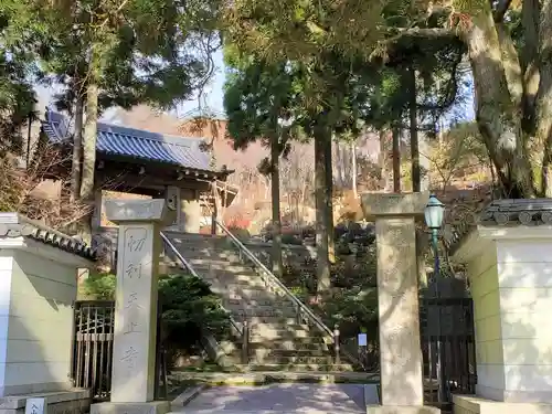 忉利天上寺の山門