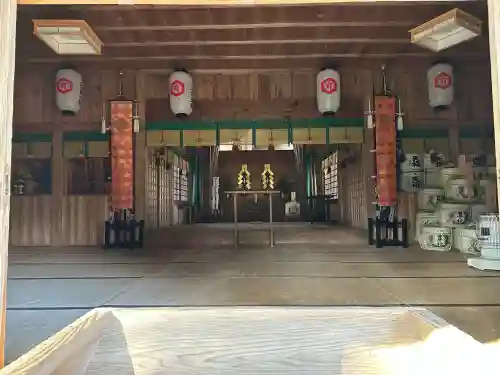 六所神社の{uncategorized: "未分類", other: "その他", undefined: "問題あり", building: "その他建物", grave: "お墓", sacred_gate: "鳥居", guardian: "狛犬", statue: "像", buddha: "仏像", history: "歴史", nature: "自然", garden: "庭園", animal: "動物", pagoda: "塔", temizu: "手水舎", mountain_gate: "山門・神門", sanctuary: "本殿・本堂", subordinate: "末社・摂社", art: "芸術", scenery: "景色", jizo: "地蔵", ema: "絵馬", goshuin: "御朱印", omikuji: "おみくじ", items: "授与品その他", amulet: "お守り", goshuincho: "御朱印帳", eats: "食事", festival: "お祭り", votive_dance: "神楽", shichigosan: "七五三参", wedding: "結婚式", experience: "体験その他", initially: "初詣", around: "周辺", anti_infection: "感染症対策"}