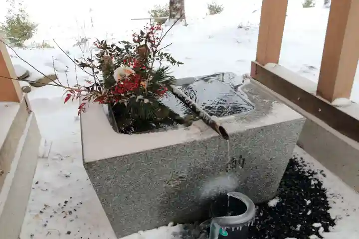 高司神社〜むすびの神の鎮まる社〜の手水舎