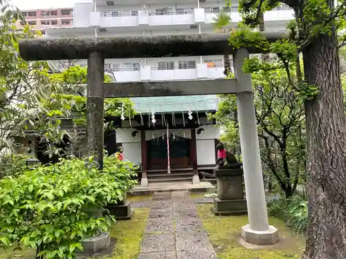 於岩稲荷田宮神社の鳥居