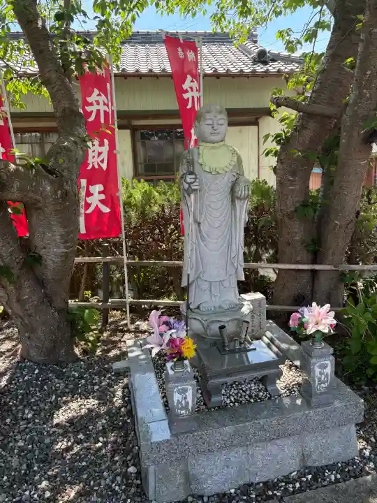 長心寺の{uncategorized: "未分類", other: "その他", undefined: "問題あり", building: "その他建物", grave: "お墓", sacred_gate: "鳥居", guardian: "狛犬", statue: "像", buddha: "仏像", history: "歴史", nature: "自然", garden: "庭園", animal: "動物", pagoda: "塔", temizu: "手水舎", mountain_gate: "山門・神門", sanctuary: "本殿・本堂", subordinate: "末社・摂社", art: "芸術", scenery: "景色", jizo: "地蔵", ema: "絵馬", goshuin: "御朱印", omikuji: "おみくじ", items: "授与品その他", amulet: "お守り", goshuincho: "御朱印帳", eats: "食事", festival: "お祭り", votive_dance: "神楽", shichigosan: "七五三参", wedding: "結婚式", experience: "体験その他", initially: "初詣", around: "周辺", anti_infection: "感染症対策"}