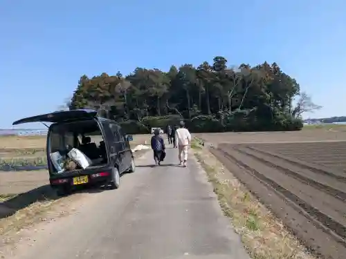 小社神社（皇大神宮末社）の{uncategorized: "未分類", other: "その他", undefined: "問題あり", building: "その他建物", grave: "お墓", sacred_gate: "鳥居", guardian: "狛犬", statue: "像", buddha: "仏像", history: "歴史", nature: "自然", garden: "庭園", animal: "動物", pagoda: "塔", temizu: "手水舎", mountain_gate: "山門・神門", sanctuary: "本殿・本堂", subordinate: "末社・摂社", art: "芸術", scenery: "景色", jizo: "地蔵", ema: "絵馬", goshuin: "御朱印", omikuji: "おみくじ", items: "授与品その他", amulet: "お守り", goshuincho: "御朱印帳", eats: "食事", festival: "お祭り", votive_dance: "神楽", shichigosan: "七五三参", wedding: "結婚式", experience: "体験その他", initially: "初詣", around: "周辺", anti_infection: "感染症対策"}