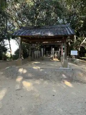 國常立神社の{uncategorized: "未分類", other: "その他", undefined: "問題あり", building: "その他建物", grave: "お墓", sacred_gate: "鳥居", guardian: "狛犬", statue: "像", buddha: "仏像", history: "歴史", nature: "自然", garden: "庭園", animal: "動物", pagoda: "塔", temizu: "手水舎", mountain_gate: "山門・神門", sanctuary: "本殿・本堂", subordinate: "末社・摂社", art: "芸術", scenery: "景色", jizo: "地蔵", ema: "絵馬", goshuin: "御朱印", omikuji: "おみくじ", items: "授与品その他", amulet: "お守り", goshuincho: "御朱印帳", eats: "食事", festival: "お祭り", votive_dance: "神楽", shichigosan: "七五三参", wedding: "結婚式", experience: "体験その他", initially: "初詣", around: "周辺", anti_infection: "感染症対策"}