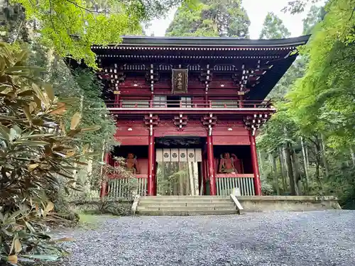 御岩神社の山門・神門