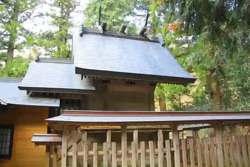 縄久利神社の本殿