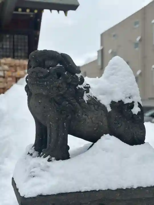 札幌諏訪神社の{uncategorized: "未分類", other: "その他", undefined: "問題あり", building: "その他建物", grave: "お墓", sacred_gate: "鳥居", guardian: "狛犬", statue: "像", buddha: "仏像", history: "歴史", nature: "自然", garden: "庭園", animal: "動物", pagoda: "塔", temizu: "手水舎", mountain_gate: "山門・神門", sanctuary: "本殿・本堂", subordinate: "末社・摂社", art: "芸術", scenery: "景色", jizo: "地蔵", ema: "絵馬", goshuin: "御朱印", omikuji: "おみくじ", items: "授与品その他", amulet: "お守り", goshuincho: "御朱印帳", eats: "食事", festival: "お祭り", votive_dance: "神楽", shichigosan: "七五三参", wedding: "結婚式", experience: "体験その他", initially: "初詣", around: "周辺", anti_infection: "感染症対策"}