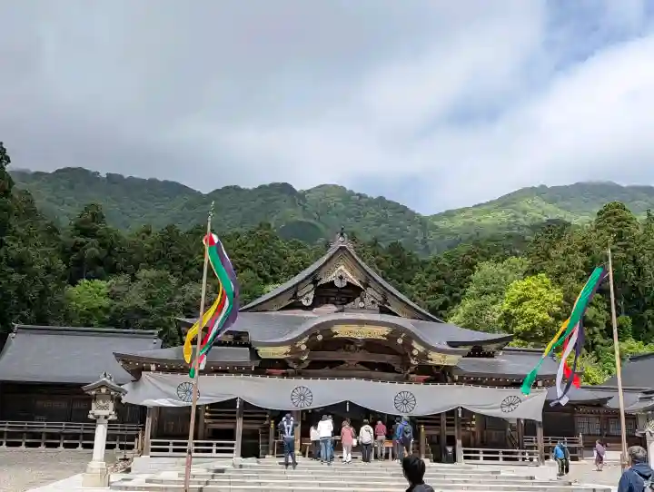 彌彦神社の{uncategorized: "未分類", other: "その他", undefined: "問題あり", building: "その他建物", grave: "お墓", sacred_gate: "鳥居", guardian: "狛犬", statue: "像", buddha: "仏像", history: "歴史", nature: "自然", garden: "庭園", animal: "動物", pagoda: "塔", temizu: "手水舎", mountain_gate: "山門・神門", sanctuary: "本殿・本堂", subordinate: "末社・摂社", art: "芸術", scenery: "景色", jizo: "地蔵", ema: "絵馬", goshuin: "御朱印", omikuji: "おみくじ", items: "授与品その他", amulet: "お守り", goshuincho: "御朱印帳", eats: "食事", festival: "お祭り", votive_dance: "神楽", shichigosan: "七五三参", wedding: "結婚式", experience: "体験その他", initially: "初詣", around: "周辺", anti_infection: "感染症対策"}