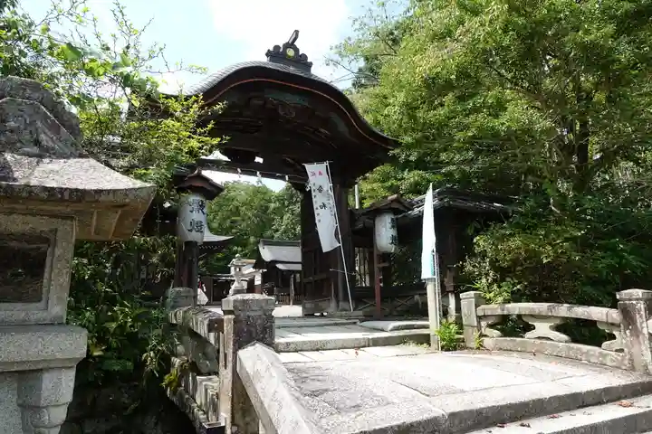 三尾神社の山門・神門