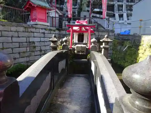 稲荷大明神の末社